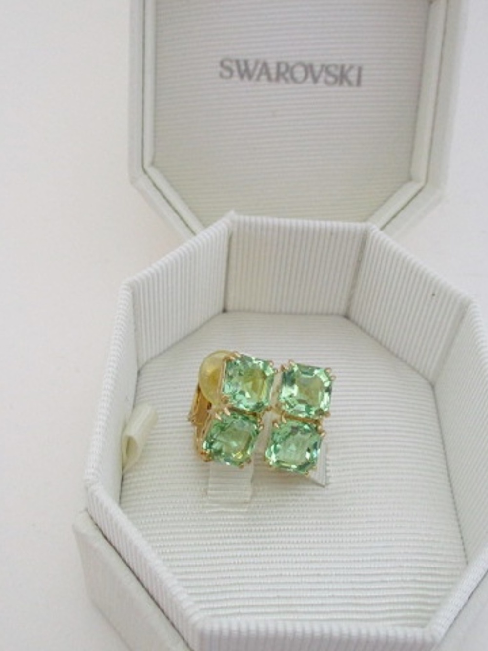 SWAROVSKI - Millenia Clip Earrings Square Cut, Green, Gold-Tone Plated - Picture 7 of 7